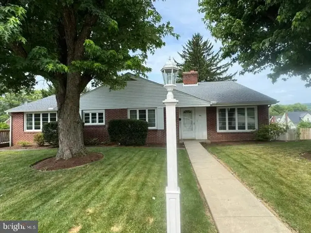 1 Winding Way, LEWISTOWN
