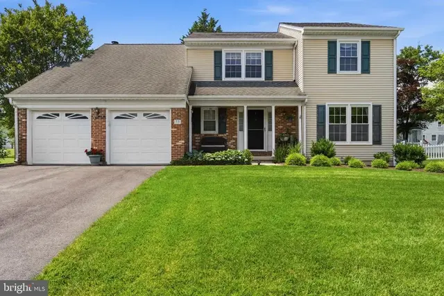 33 Country Hills Dr, Newark
