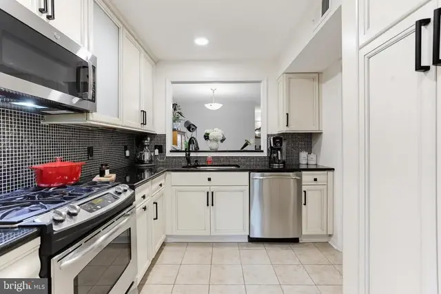 2205 Hunters Run Dr, Reston