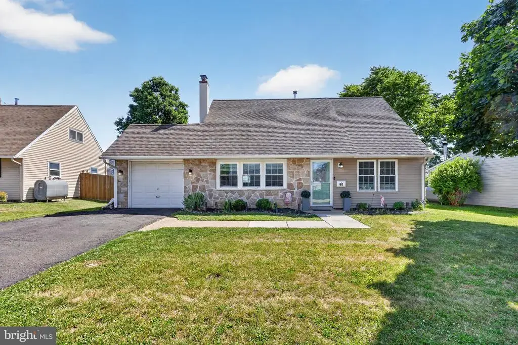 60 Pine Needle Rd, LEVITTOWN