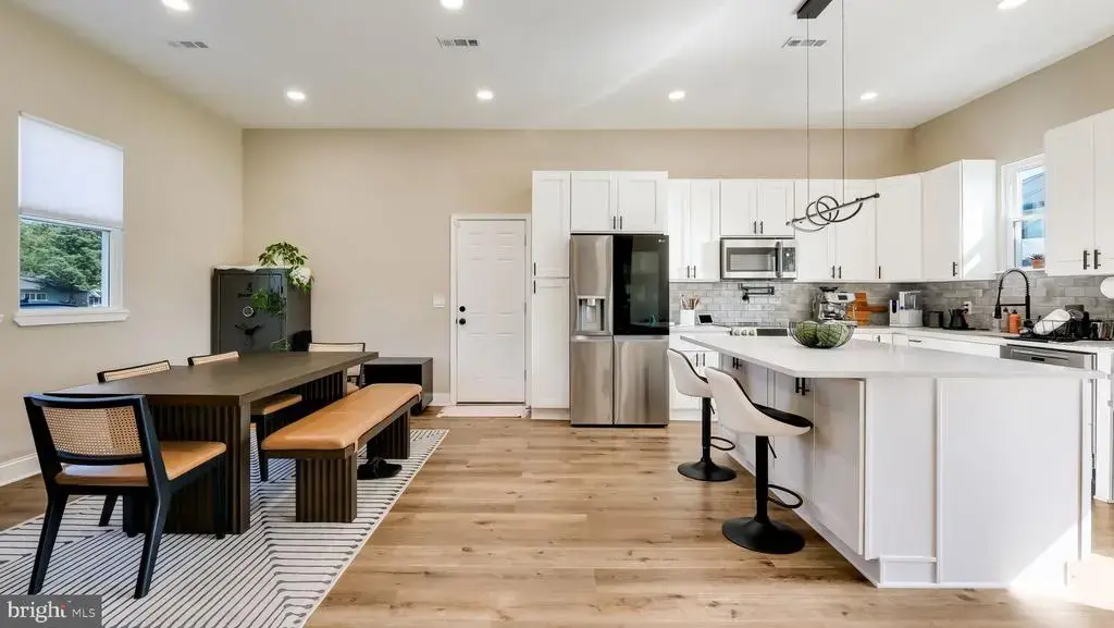 27 Bittersweet Rd, LEVITTOWN