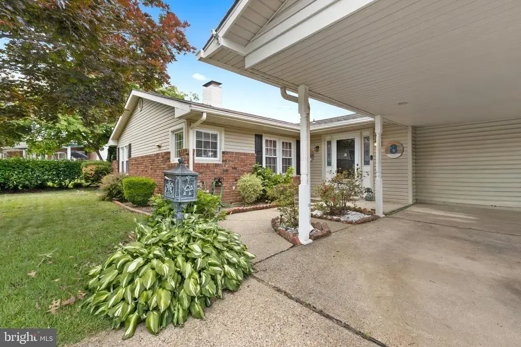 8 Marigold Cir, LEVITTOWN