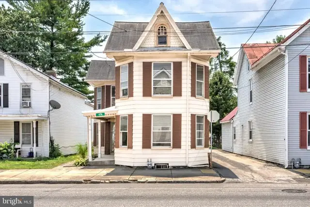 476 E E Queen Street, Chambersburg