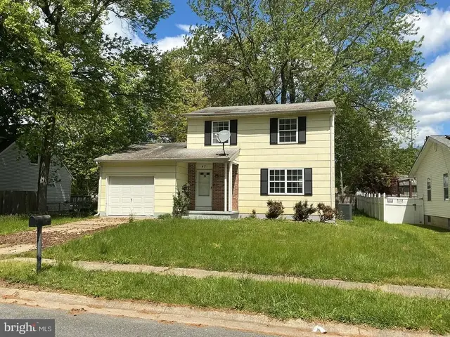 47 Midland Dr, Newark