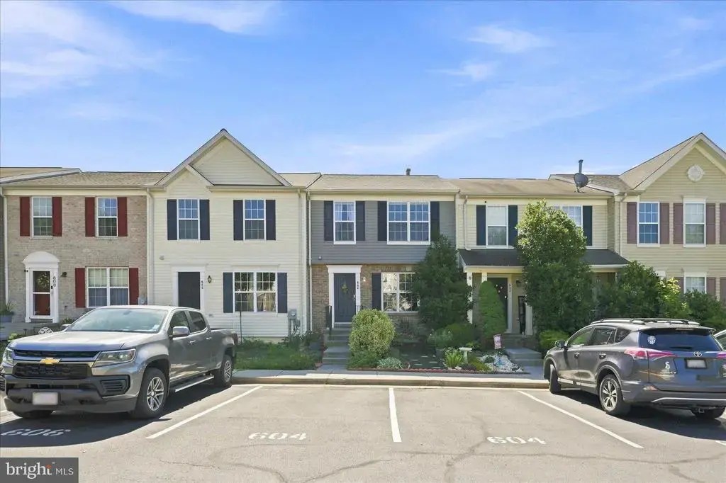 604 Frontier Fort Ln, STRASBURG