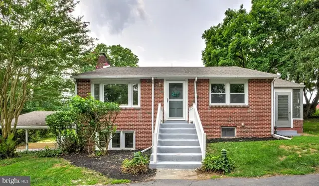 38 Peacock Dr, Lancaster