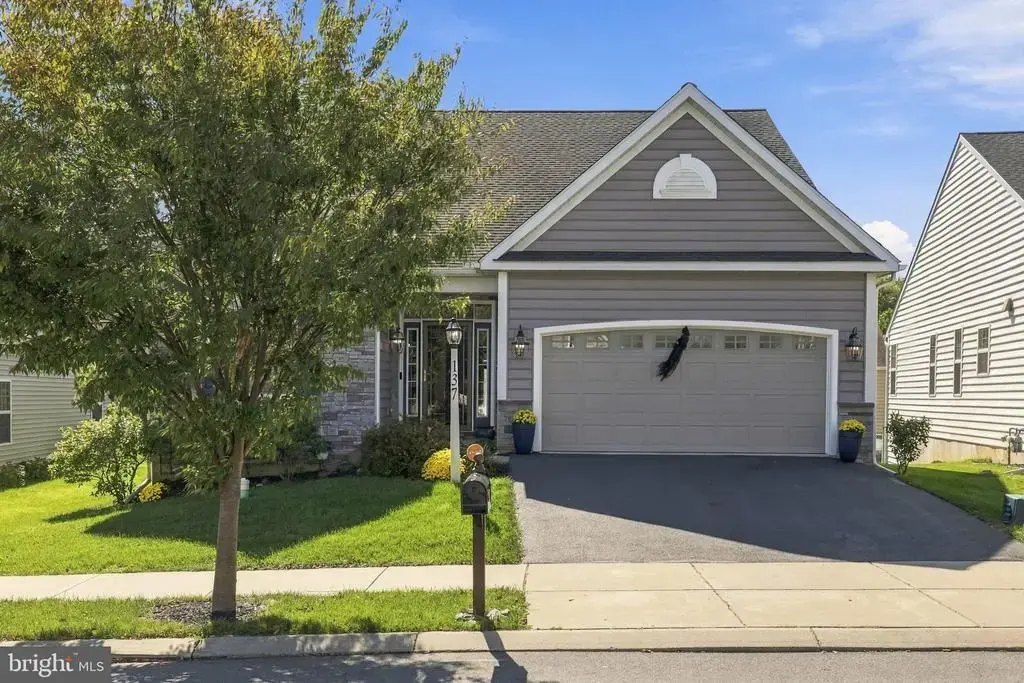 137 Goldenfield Dr, LANCASTER