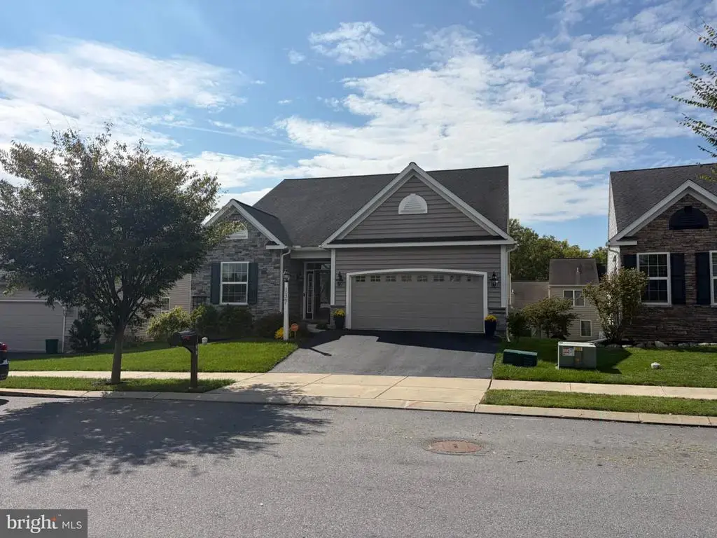 137 Goldenfield Dr, LANCASTER