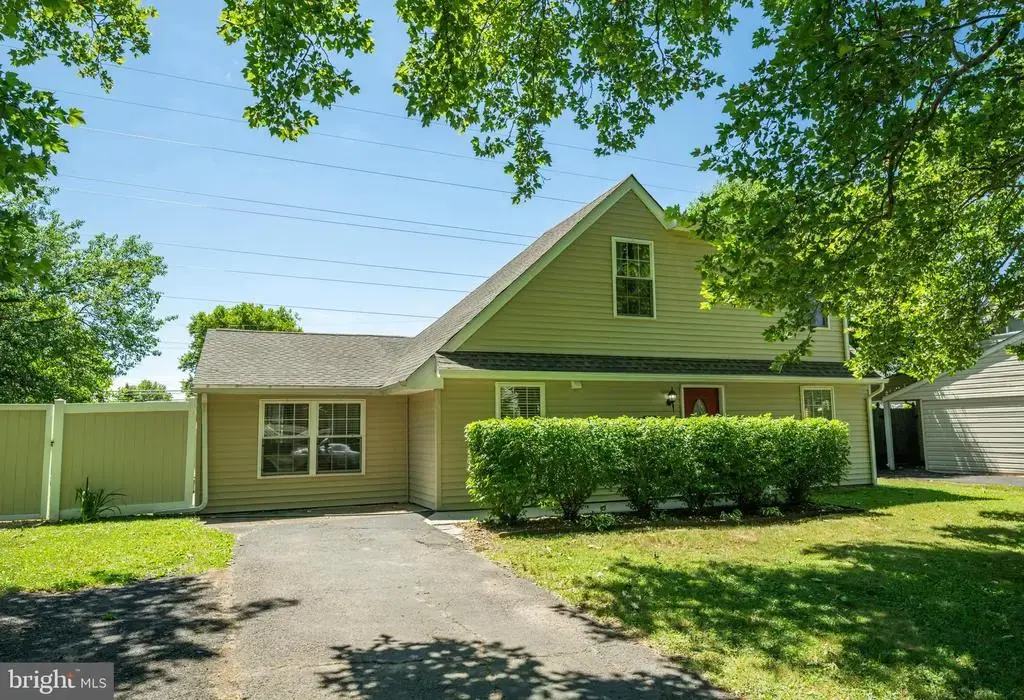 69 New School Ln, LEVITTOWN