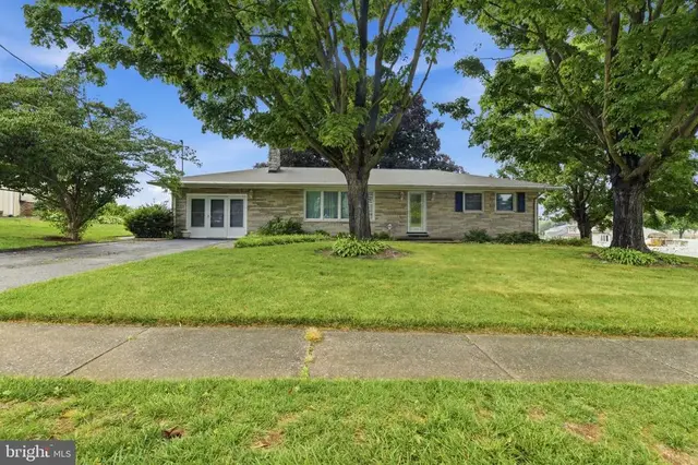 264 S 6th St, Mount Wolf