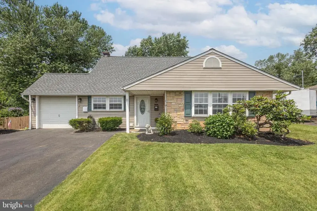 11 High Rd, LEVITTOWN