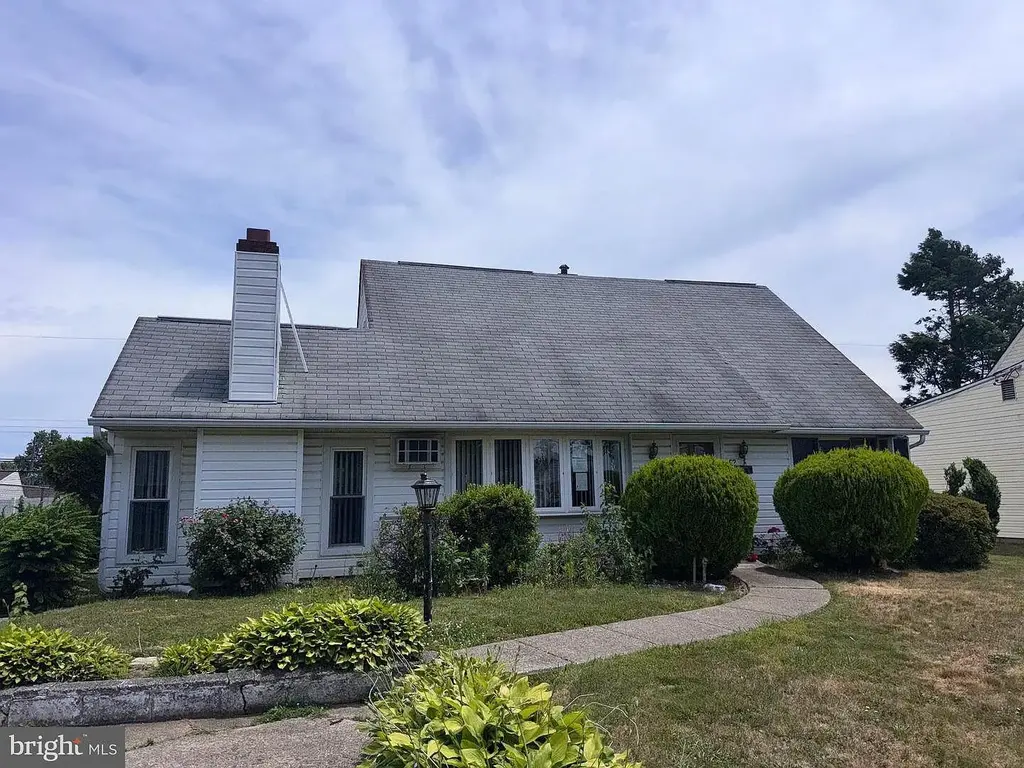 62 Plumtree Rd, LEVITTOWN