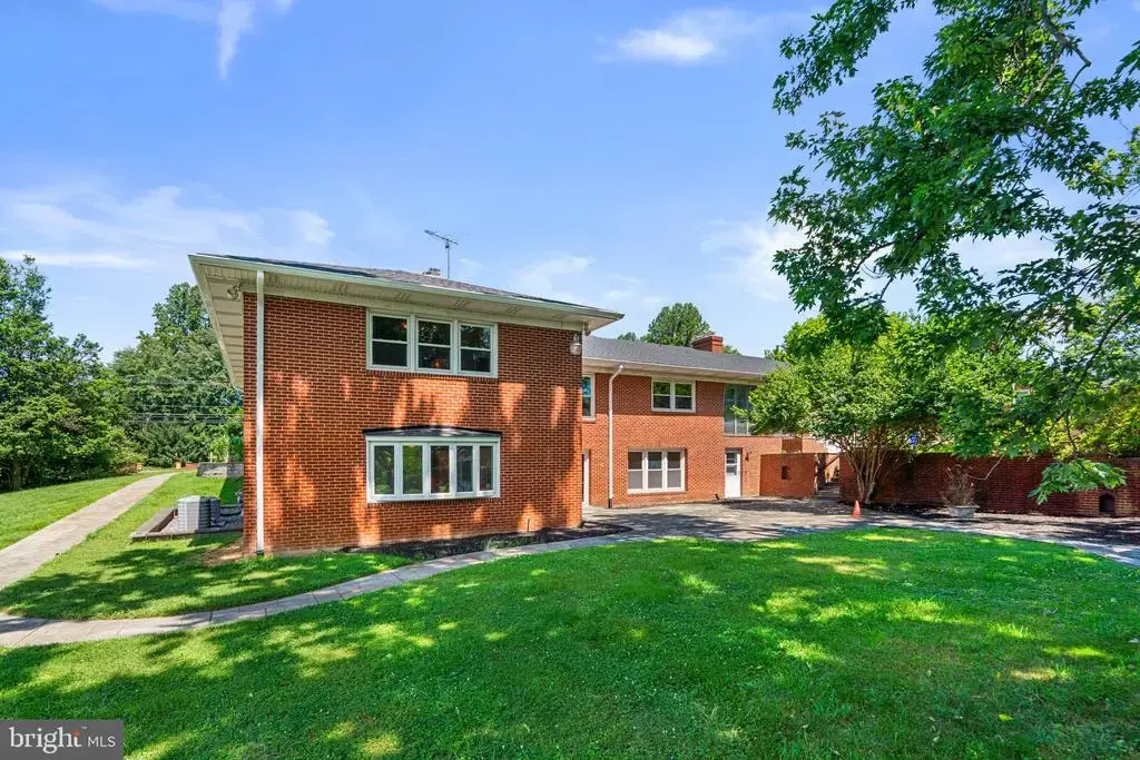 18015 Muncaster Rd, ROCKVILLE