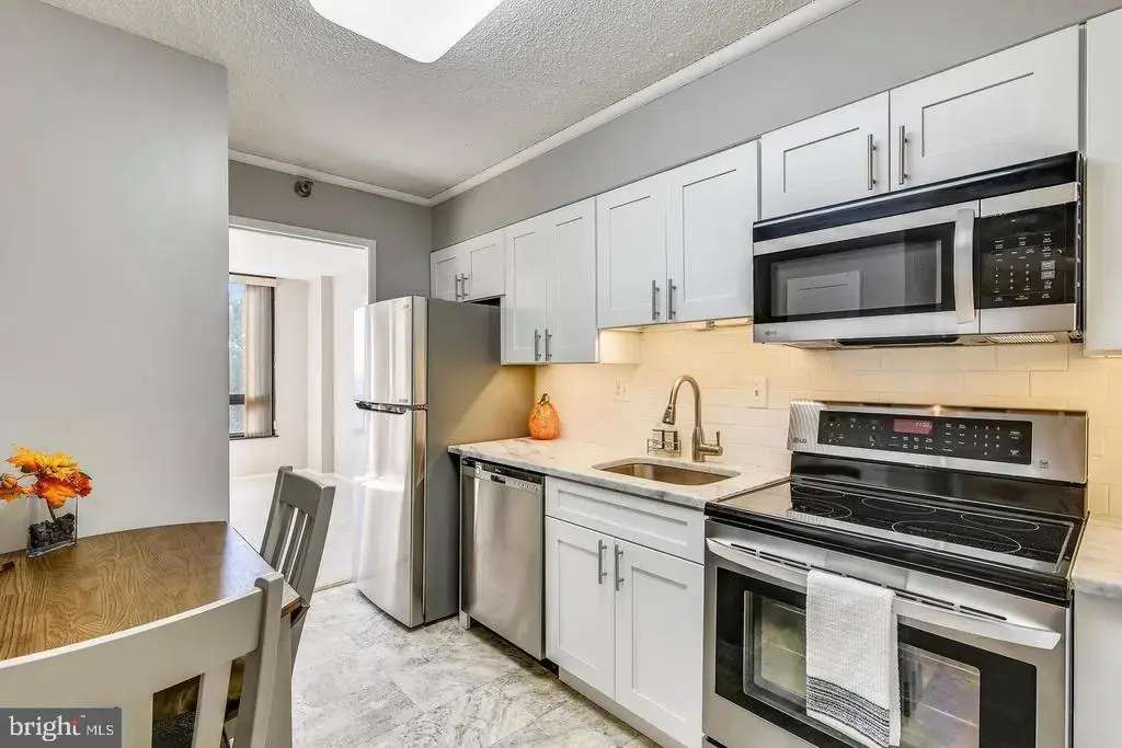1808 Old Meadow Rd #910, MCLEAN