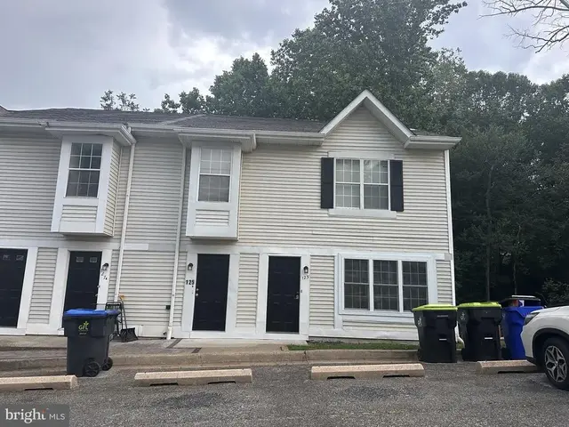 125 Emery Ct, Newark