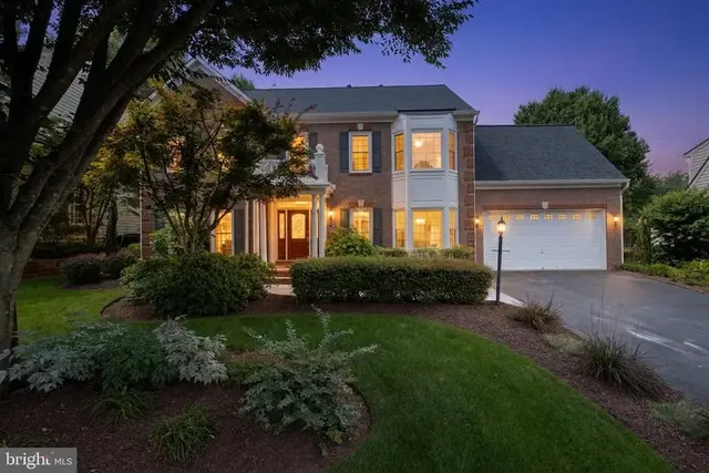 12916 Hedgetop Dr, Herndon
