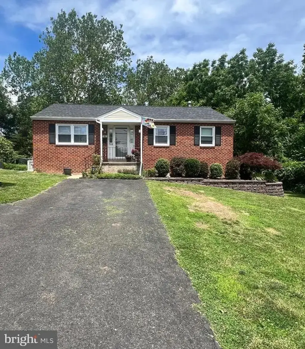 703 W County Line Rd, WARMINSTER