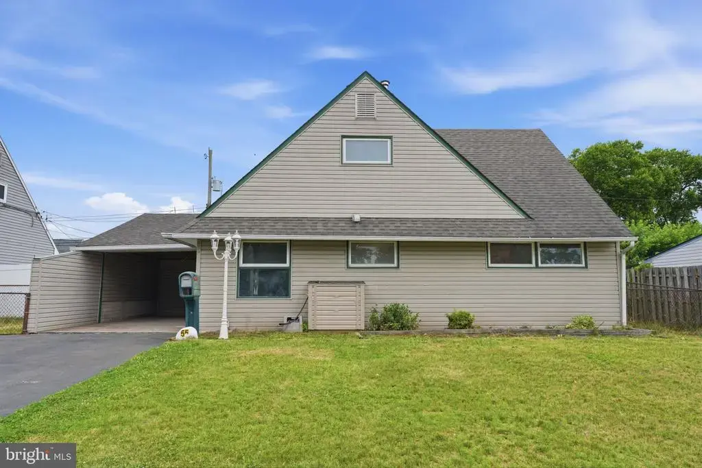 55 Nature Ln, LEVITTOWN