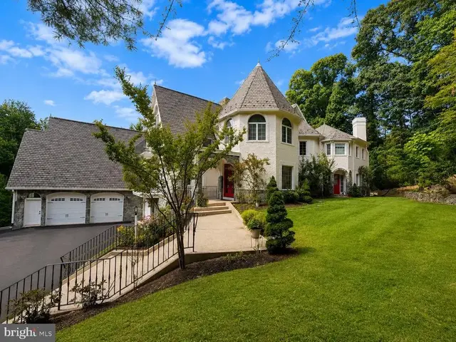 10900 Woodleaf Ln, Great Falls