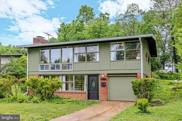 7819 Sycamore Dr, Falls Church