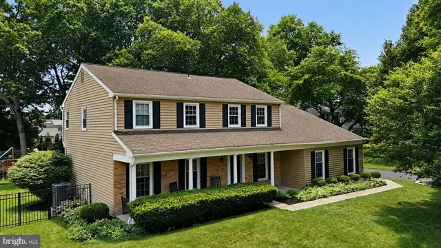 817 Stark Cir, Yardley