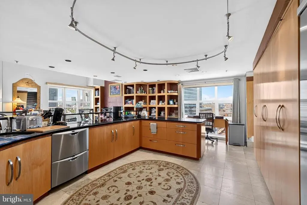 250 President St #1402, BALTIMORE