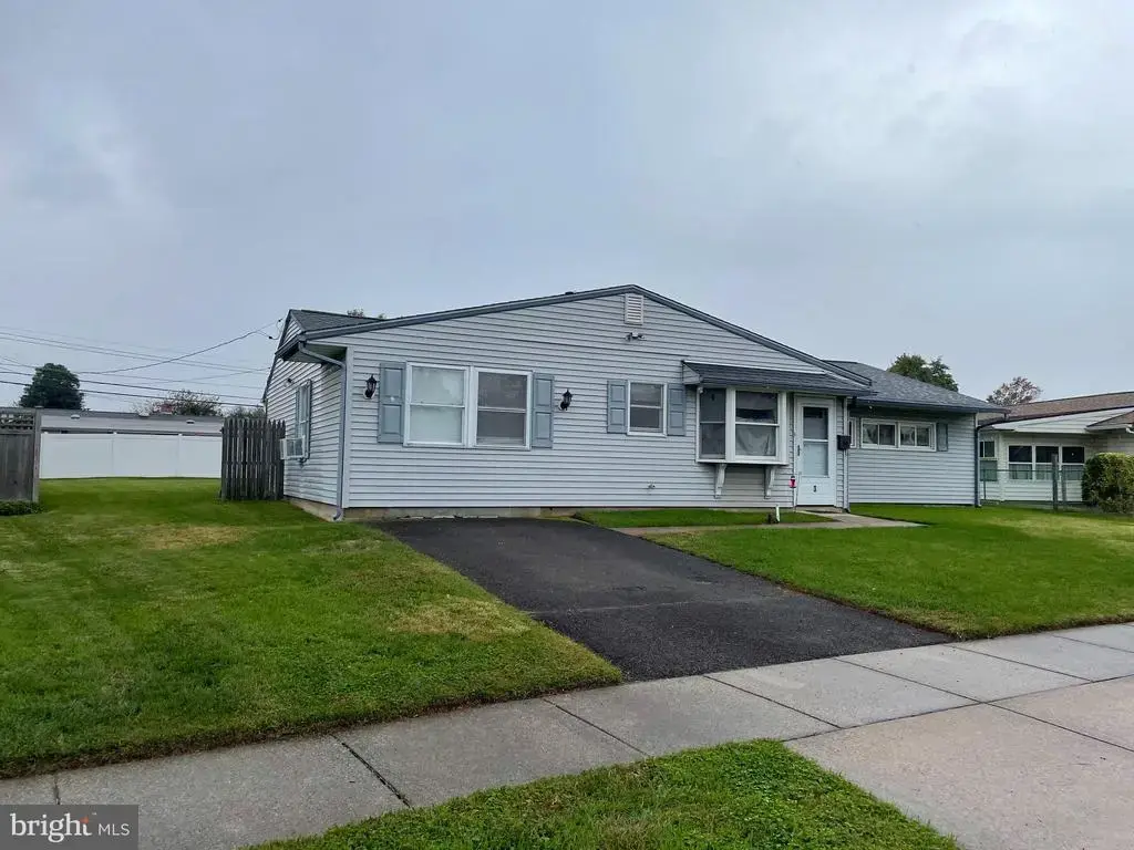 3 Lilac Ln, LEVITTOWN
