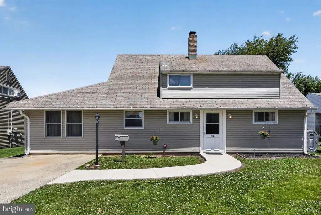 17 Idolstone Rd, LEVITTOWN