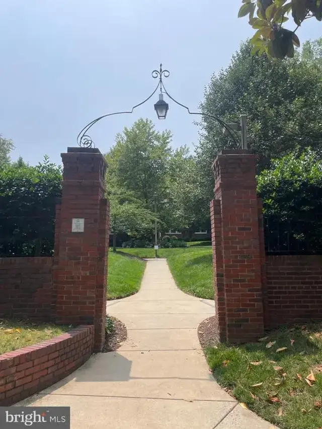 1736 N Rhodes St #5-290, Arlington