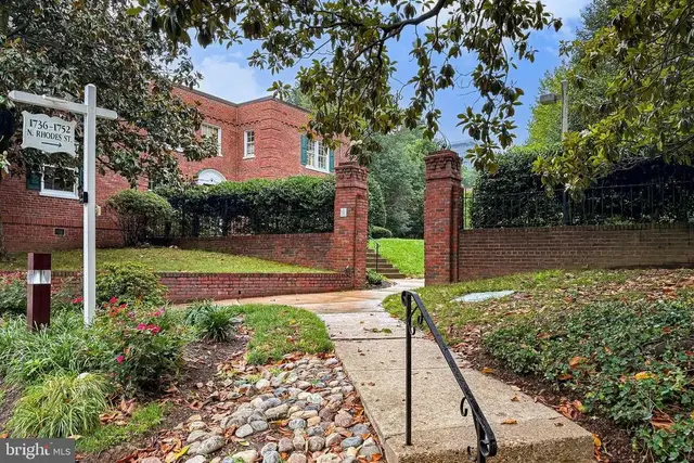 1752 N Rhodes St #325, Arlington