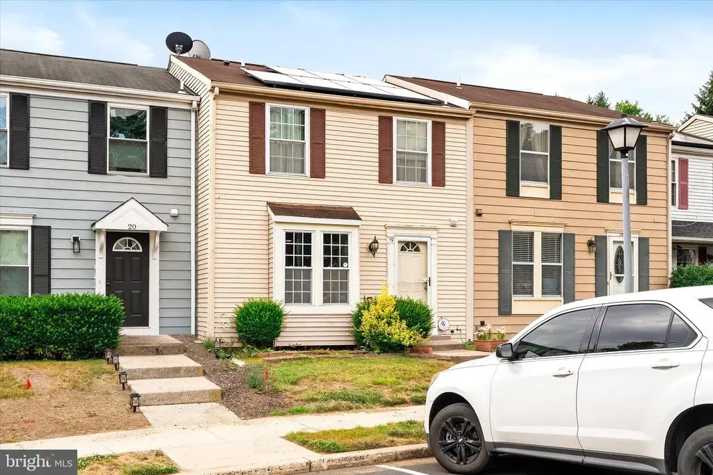 19 James Cubberly Ct, HAMILTON