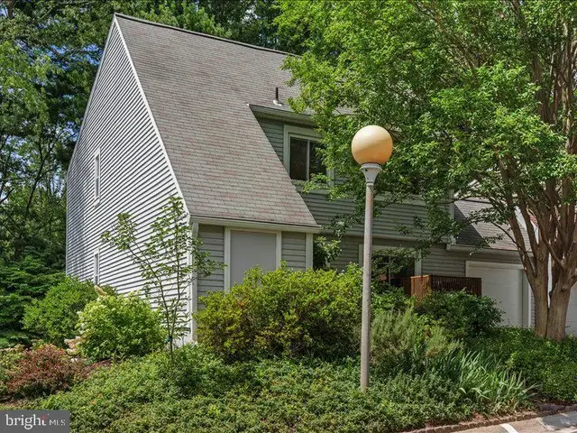 1428 Yellowwood Ct, Reston
