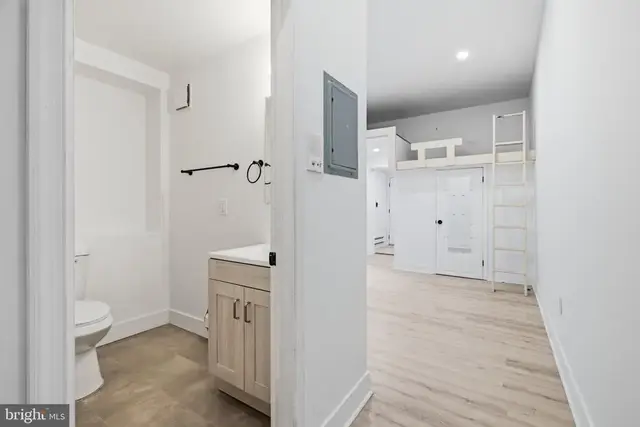 4242 Pine St #1b, Philadelphia