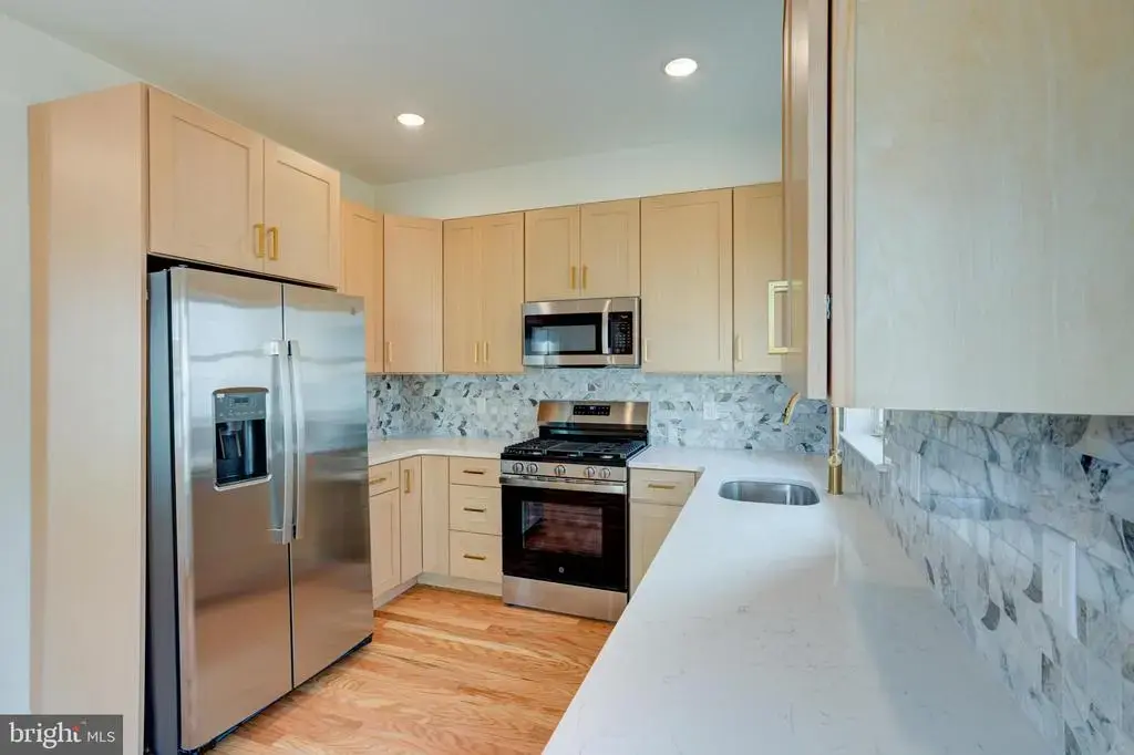2480 Emerald St, PHILADELPHIA