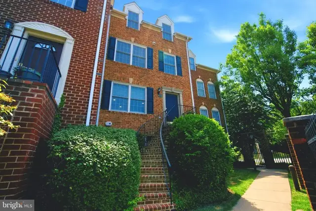 2402 N Greenbrier Ct, Arlington