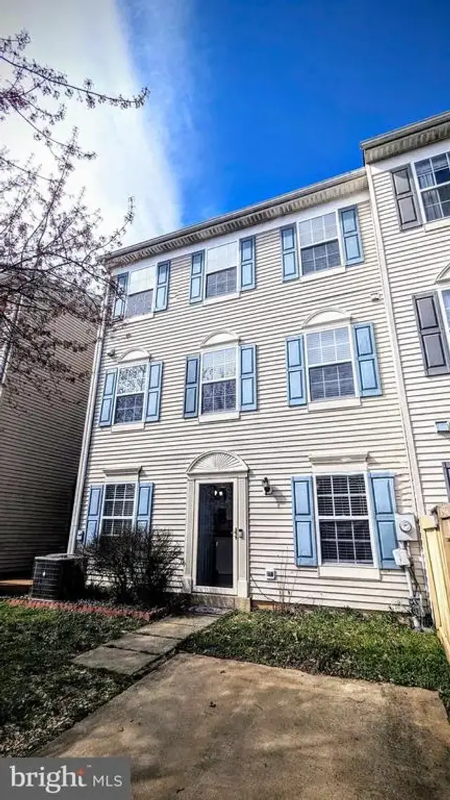 1009 Robin Hill Ter, Frederick