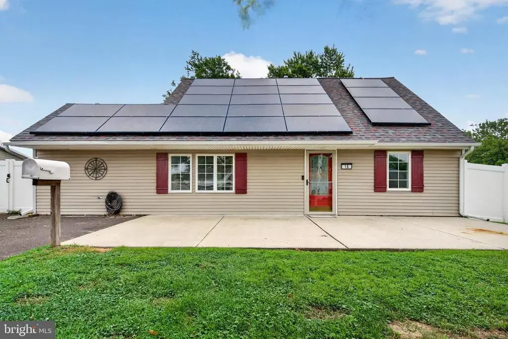 10 Indian Red Rd, LEVITTOWN