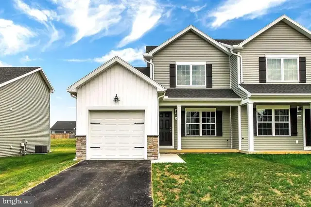307 Maple Dr, Hanover