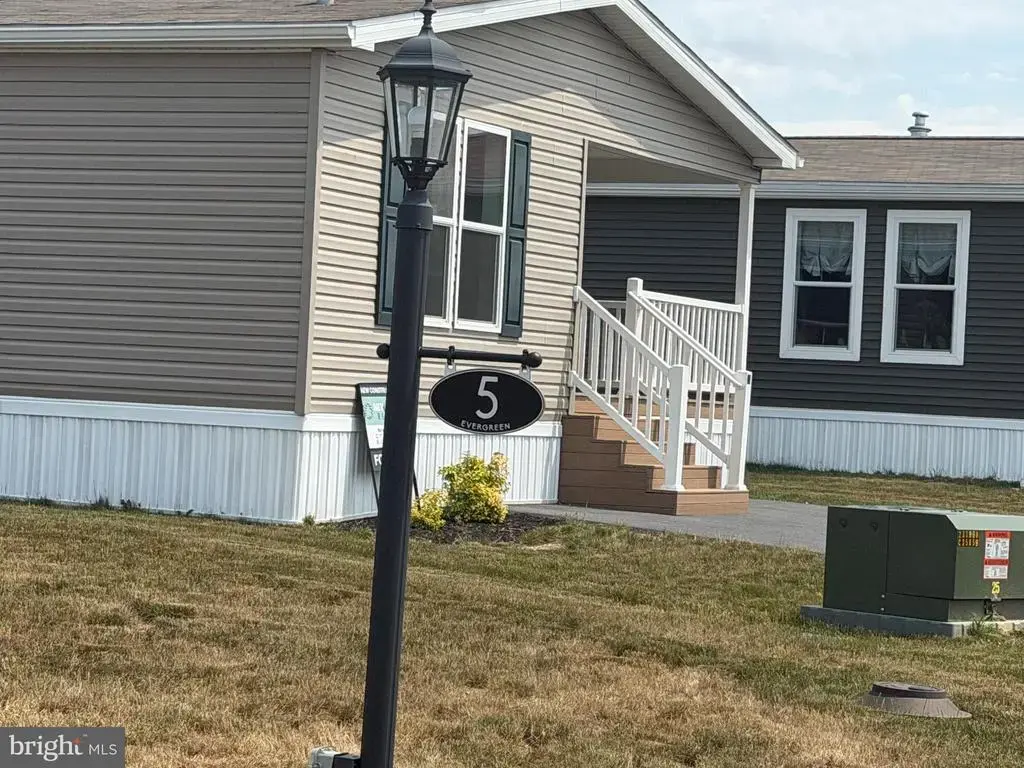 5 Evergreen, PALMYRA