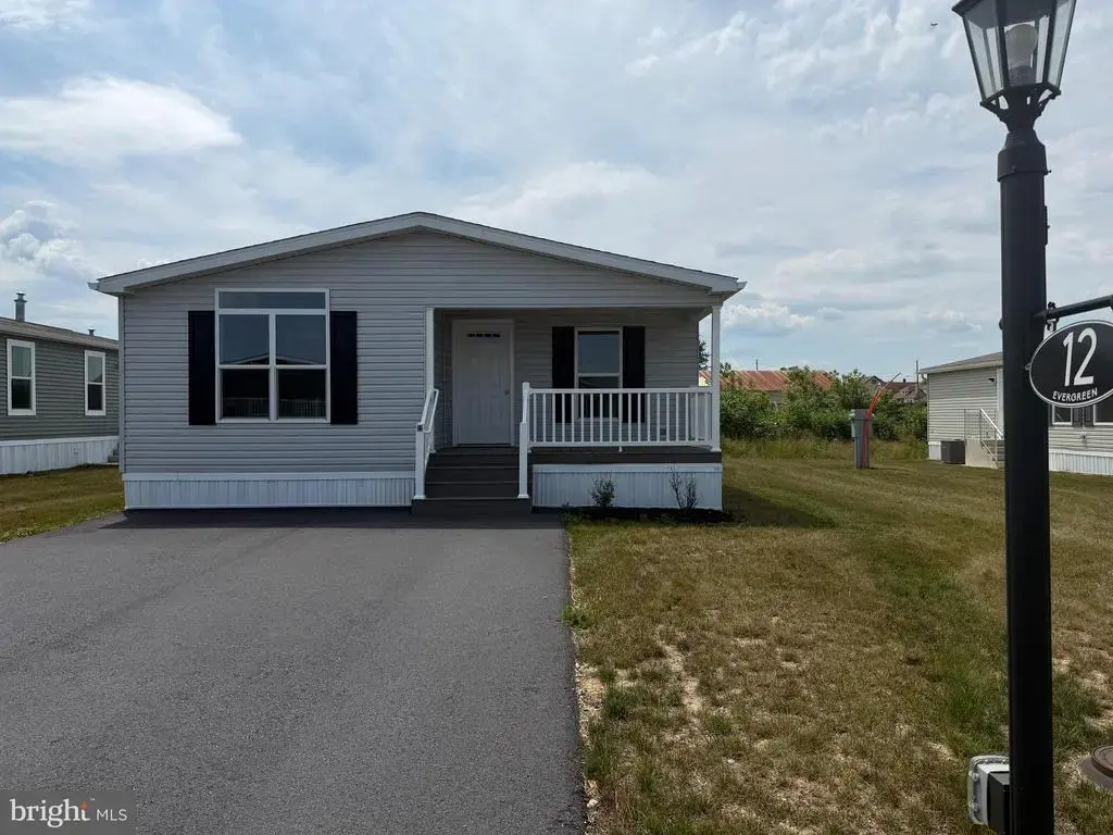 12 Evergreen Aly, PALMYRA