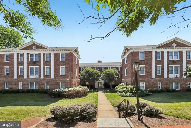 906 S Washington St #207, Alexandria