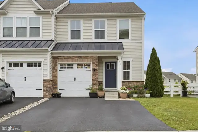 215 Felix Dr, Newark