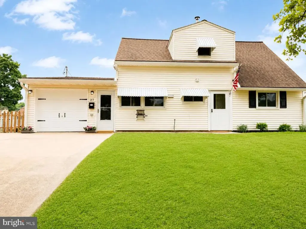 27 River Ln, LEVITTOWN