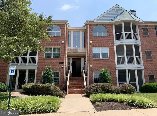 800 Amber Tree Ct #103, Gaithersburg
