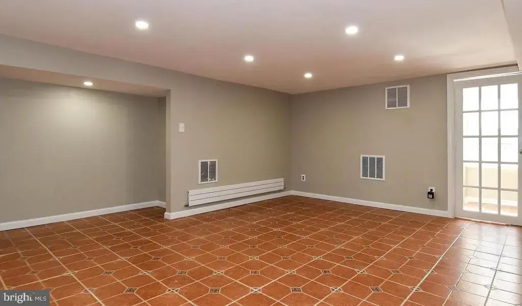 207 Pennsylvania Ave, FALLS CHURCH