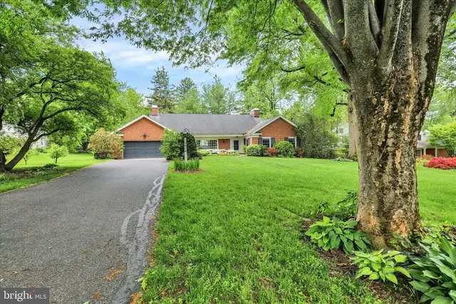 1424 Center Rd, Lancaster
