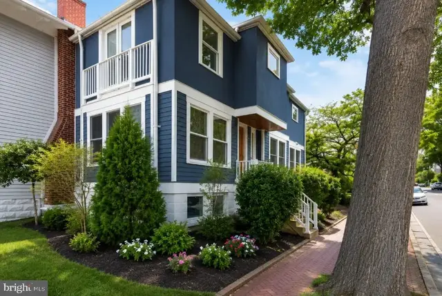 400 N West St, Alexandria