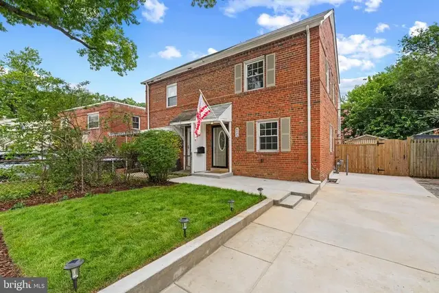 825 S Ivy St, Arlington
