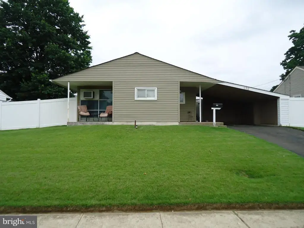 172 Crabtree Dr, LEVITTOWN