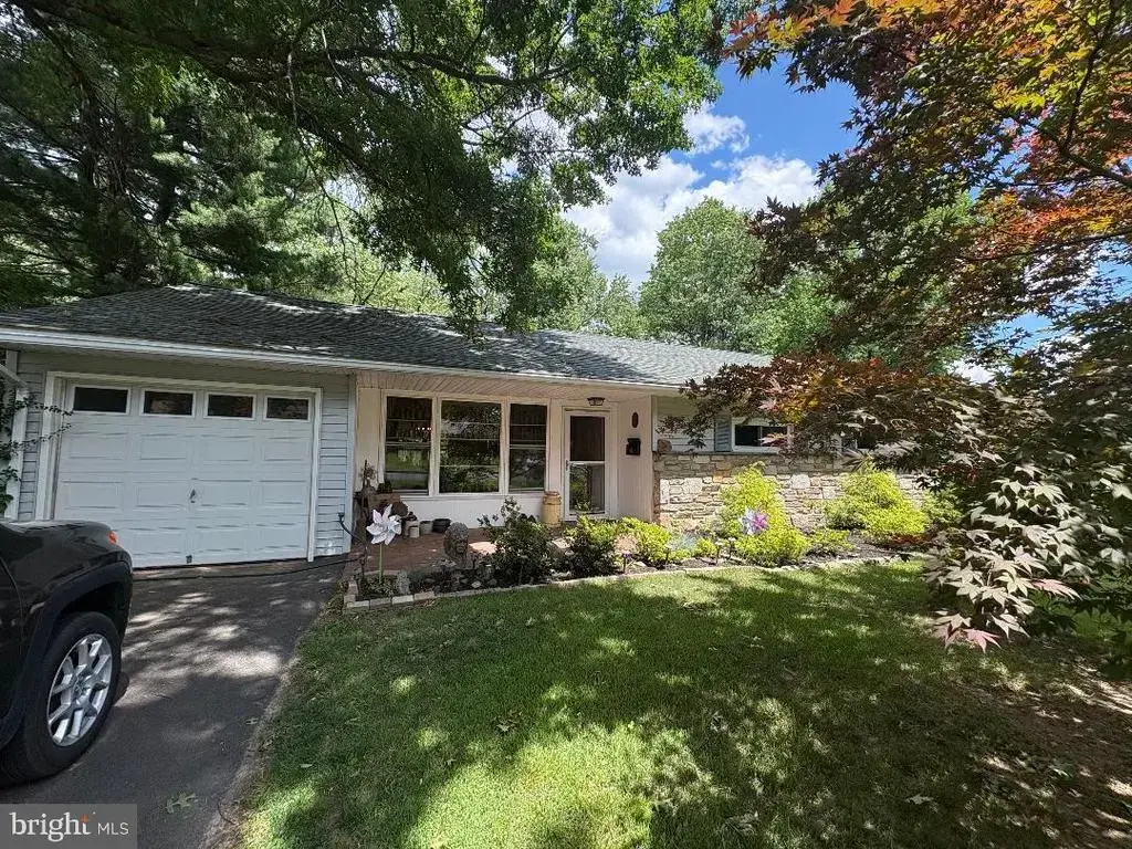 1041 Jeffrey Dr, SOUTHAMPTON